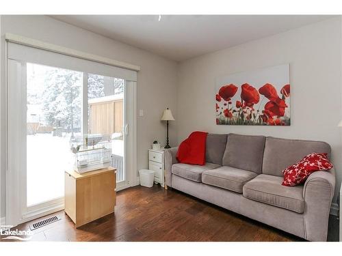 52 29Th Street N, Wasaga Beach, ON - Indoor Photo Showing Living Room