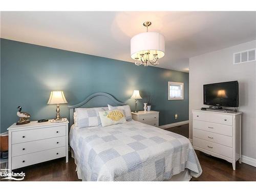 52 29Th Street N, Wasaga Beach, ON - Indoor Photo Showing Bedroom
