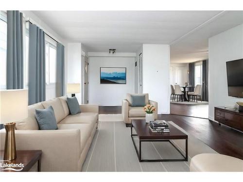 6 Weeping Willow Court, Innisfil, ON - Indoor Photo Showing Living Room