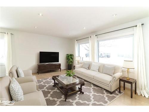 23 Trefoil Drive, Innisfil, ON - Indoor Photo Showing Living Room