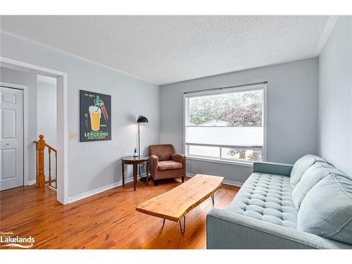 45 Dyer Drive, Wasaga Beach, ON - Indoor Photo Showing Living Room