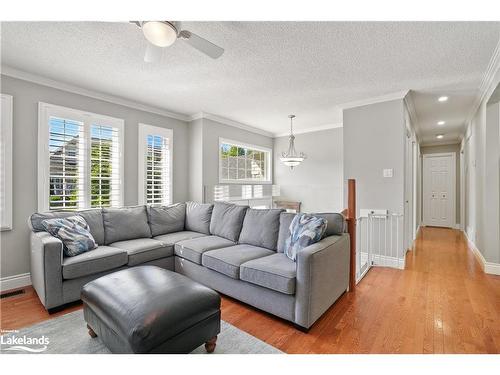 18 Royal Beech Drive, Wasaga Beach, ON - Indoor Photo Showing Living Room