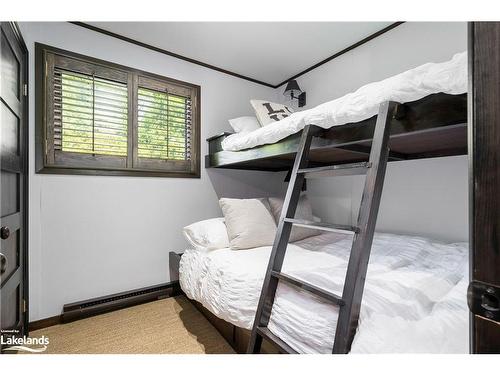 138 St Moritz Crescent, The Blue Mountains, ON - Indoor Photo Showing Bedroom