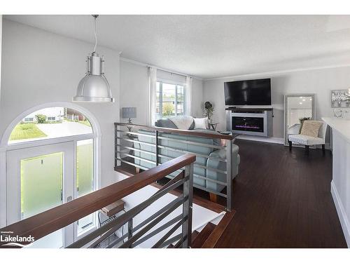 90 Manning Avenue, Collingwood, ON - Indoor Photo Showing Living Room