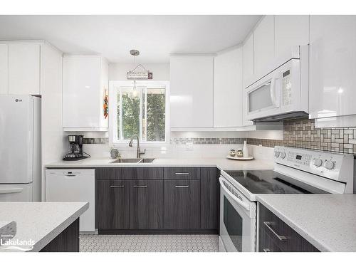 90 Manning Avenue, Collingwood, ON - Indoor Photo Showing Kitchen