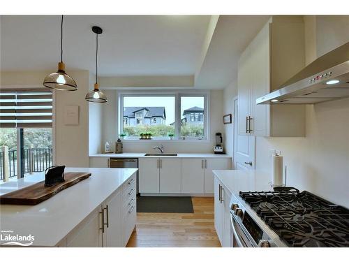 106 Stoneleigh Drive, The Blue Mountains, ON - Indoor Photo Showing Kitchen With Upgraded Kitchen