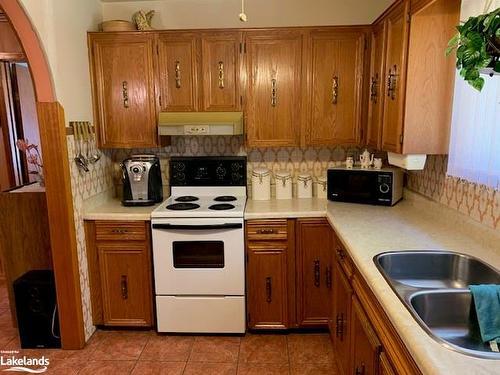 185 Mary Lake Road S, Huntsville, ON - Indoor Photo Showing Kitchen With Double Sink