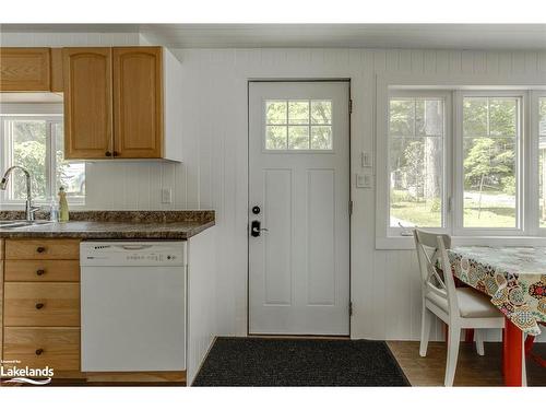 83 Beach Road, Tiny, ON - Indoor Photo Showing Kitchen