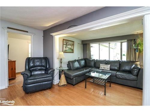 55 River Ave Crescent, Wasaga Beach, ON - Indoor Photo Showing Living Room