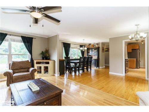 25 Kaye Road, Bracebridge, ON - Indoor Photo Showing Living Room