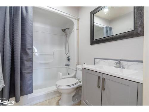 204 Fourth Street, Midland, ON - Indoor Photo Showing Bathroom