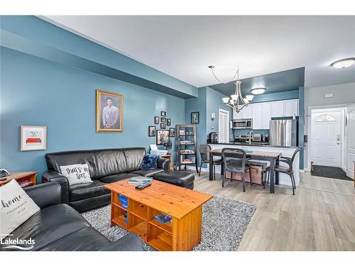 818-32 Dawson Drive, Collingwood, ON - Indoor Photo Showing Living Room