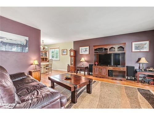 640 Ste Marie Street, Collingwood, ON - Indoor Photo Showing Living Room