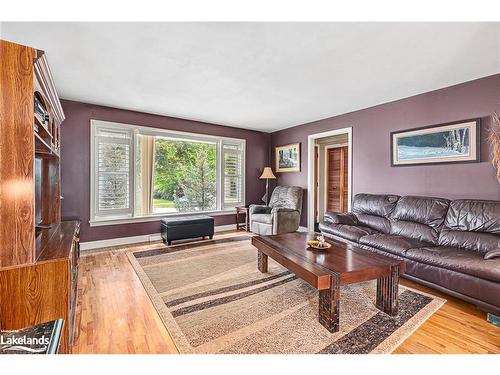 640 Ste Marie Street, Collingwood, ON - Indoor Photo Showing Living Room