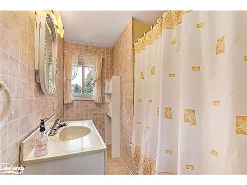 640 Ste Marie Street, Collingwood, ON - Indoor Photo Showing Bathroom