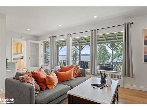 119 Main Street, Sundridge, ON - Indoor Photo Showing Living Room