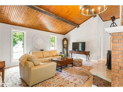 103303 Grey 18 Road, Owen Sound, ON - Indoor Photo Showing Living Room