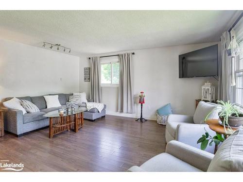 255 Brown Street, Gravenhurst, ON - Indoor Photo Showing Living Room