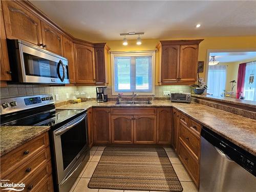 7 Virginia Avenue, Wasaga Beach, ON - Indoor Photo Showing Kitchen With Double Sink