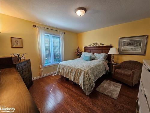 7 Virginia Avenue, Wasaga Beach, ON - Indoor Photo Showing Bedroom