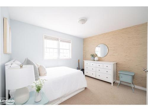 111 Rodney Street, Collingwood, ON - Indoor Photo Showing Bedroom