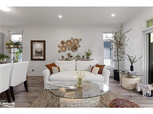 53 Jack Street, Huntsville, ON - Indoor Photo Showing Living Room