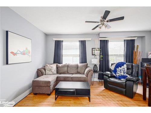 4 Hawthorne Crescent, Barrie, ON - Indoor Photo Showing Living Room