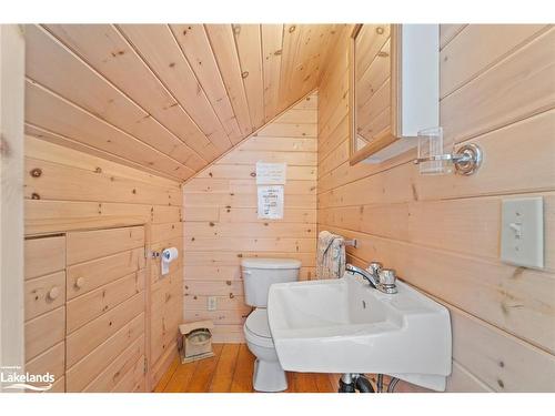 29 Is Keewaydin Island, Muskoka Lakes, ON - Indoor Photo Showing Bathroom