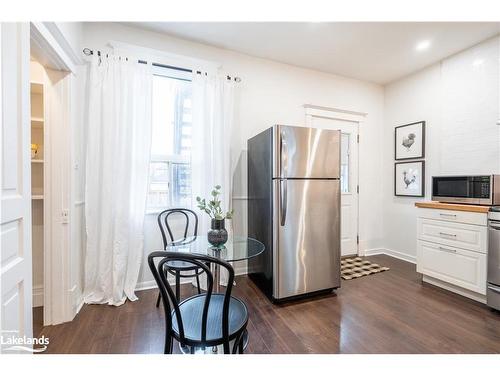 162 Avondale Street, Hamilton, ON - Indoor Photo Showing Kitchen