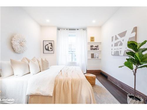 162 Avondale Street, Hamilton, ON - Indoor Photo Showing Bedroom