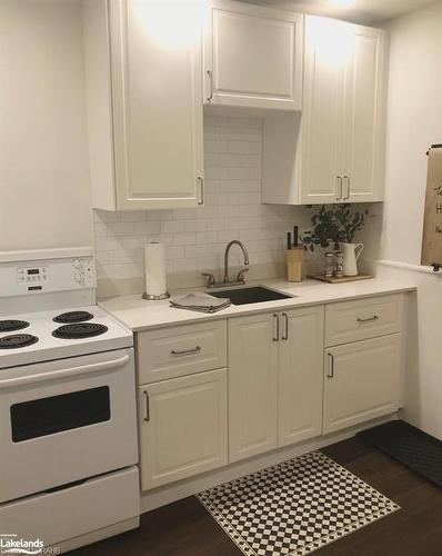 162 Avondale Street, Hamilton, ON - Indoor Photo Showing Kitchen