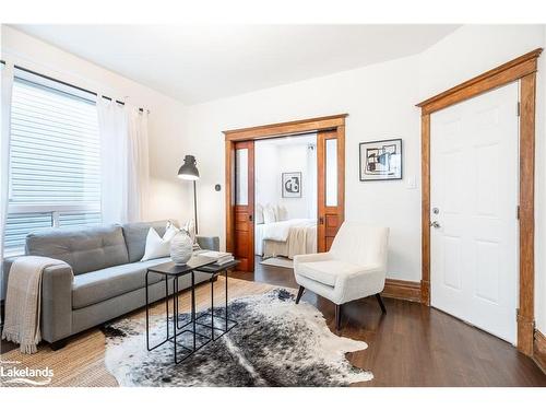 162 Avondale Street, Hamilton, ON - Indoor Photo Showing Living Room