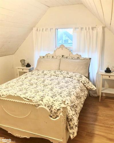 162 Avondale Street, Hamilton, ON - Indoor Photo Showing Bedroom