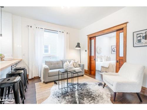 162 Avondale Street, Hamilton, ON - Indoor Photo Showing Living Room