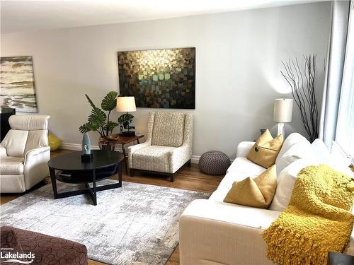 249 Pine Street, Collingwood, ON - Indoor Photo Showing Living Room