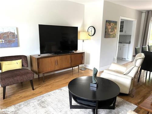 249 Pine Street, Collingwood, ON - Indoor Photo Showing Living Room