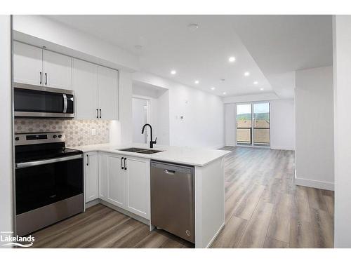 318-4 Kimberly Lane, Collingwood, ON - Indoor Photo Showing Kitchen With Double Sink With Upgraded Kitchen