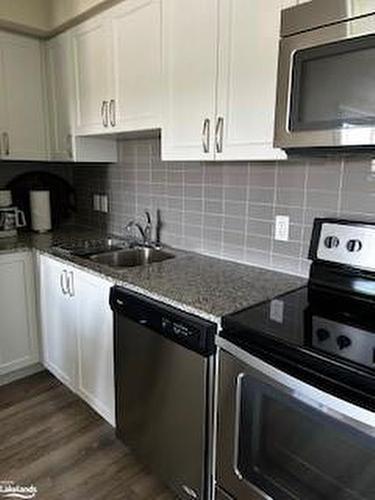 306-2 Anchorage Crescent, Collingwood, ON - Indoor Photo Showing Kitchen With Double Sink With Upgraded Kitchen