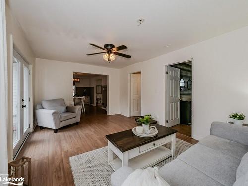 132 Holditch Street, Bracebridge, ON - Indoor Photo Showing Living Room