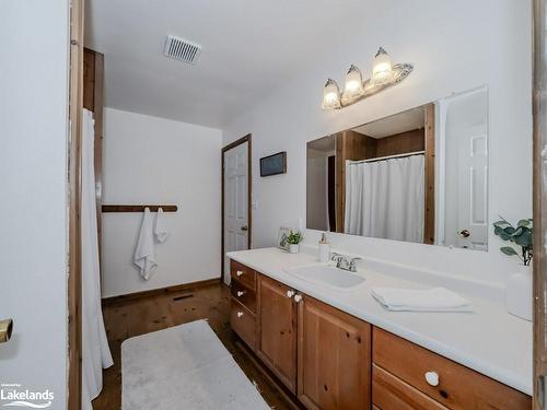 132 Holditch Street, Bracebridge, ON - Indoor Photo Showing Bathroom