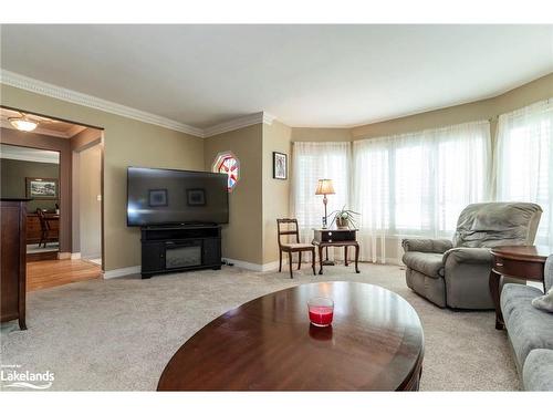 66 Joliet Crescent, Tiny, ON - Indoor Photo Showing Living Room