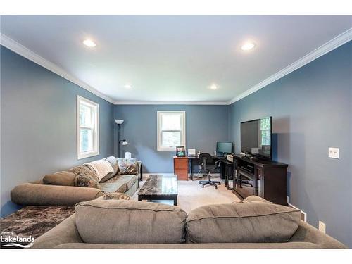 66 Joliet Crescent, Tiny, ON - Indoor Photo Showing Living Room