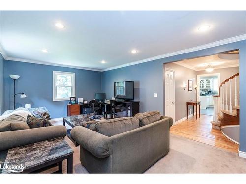 66 Joliet Crescent, Tiny, ON - Indoor Photo Showing Living Room