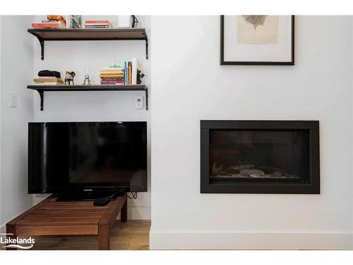 105-22 Beckwith Lane, The Blue Mountains, ON - Indoor Photo Showing Living Room With Fireplace