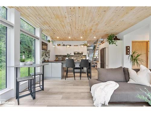 470 Markles Road, Huntsville, ON - Indoor Photo Showing Living Room