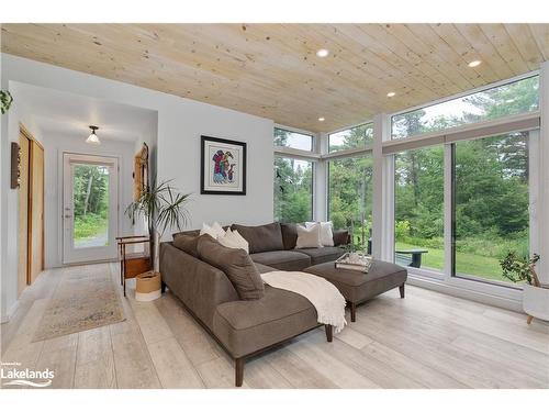 470 Markles Road, Huntsville, ON - Indoor Photo Showing Living Room
