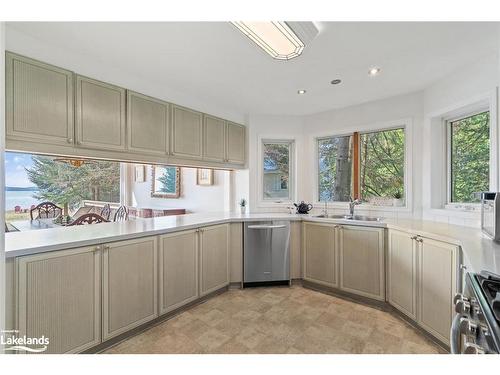 57 Bernard Crescent, Sundridge, ON - Indoor Photo Showing Kitchen With Double Sink