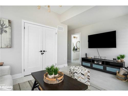 53 Tracey Lane, Collingwood, ON - Indoor Photo Showing Living Room