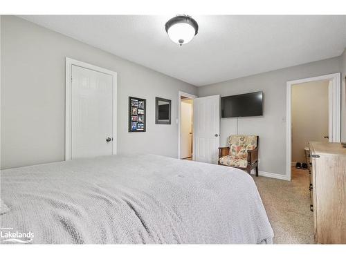 372 Livingstone Street W, Barrie, ON - Indoor Photo Showing Bedroom