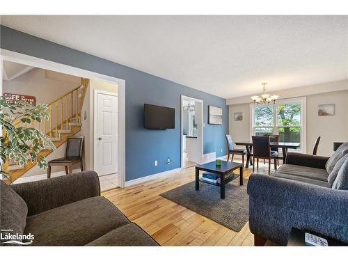 372 Livingstone Street W, Barrie, ON - Indoor Photo Showing Living Room